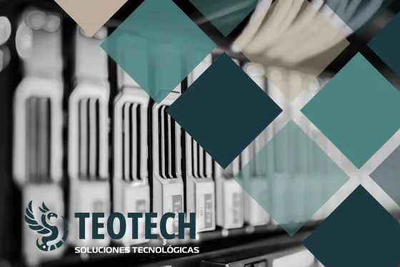 Estación de trabajo Teotech con monitor mostrando dashboard de gestión empresarial